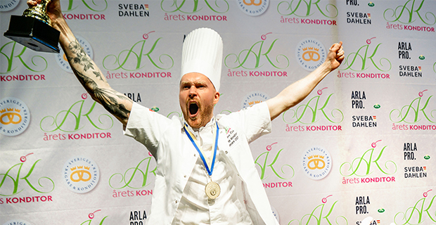 Kasper Kleihs från Ullared tog hem guldmedaljen i den svenska mästerskapen för professionella konditorer  i Årets Konditor 2021.